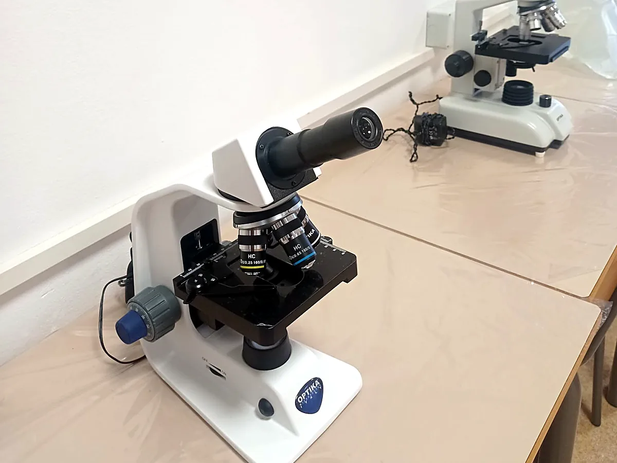 Microscopio ottico sul banco dell’aula di scienze