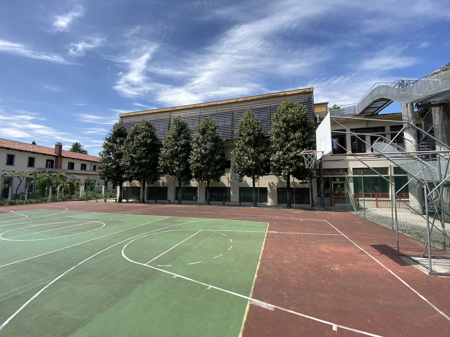 Campo da basket e pallavolo del Collegio Dimesse