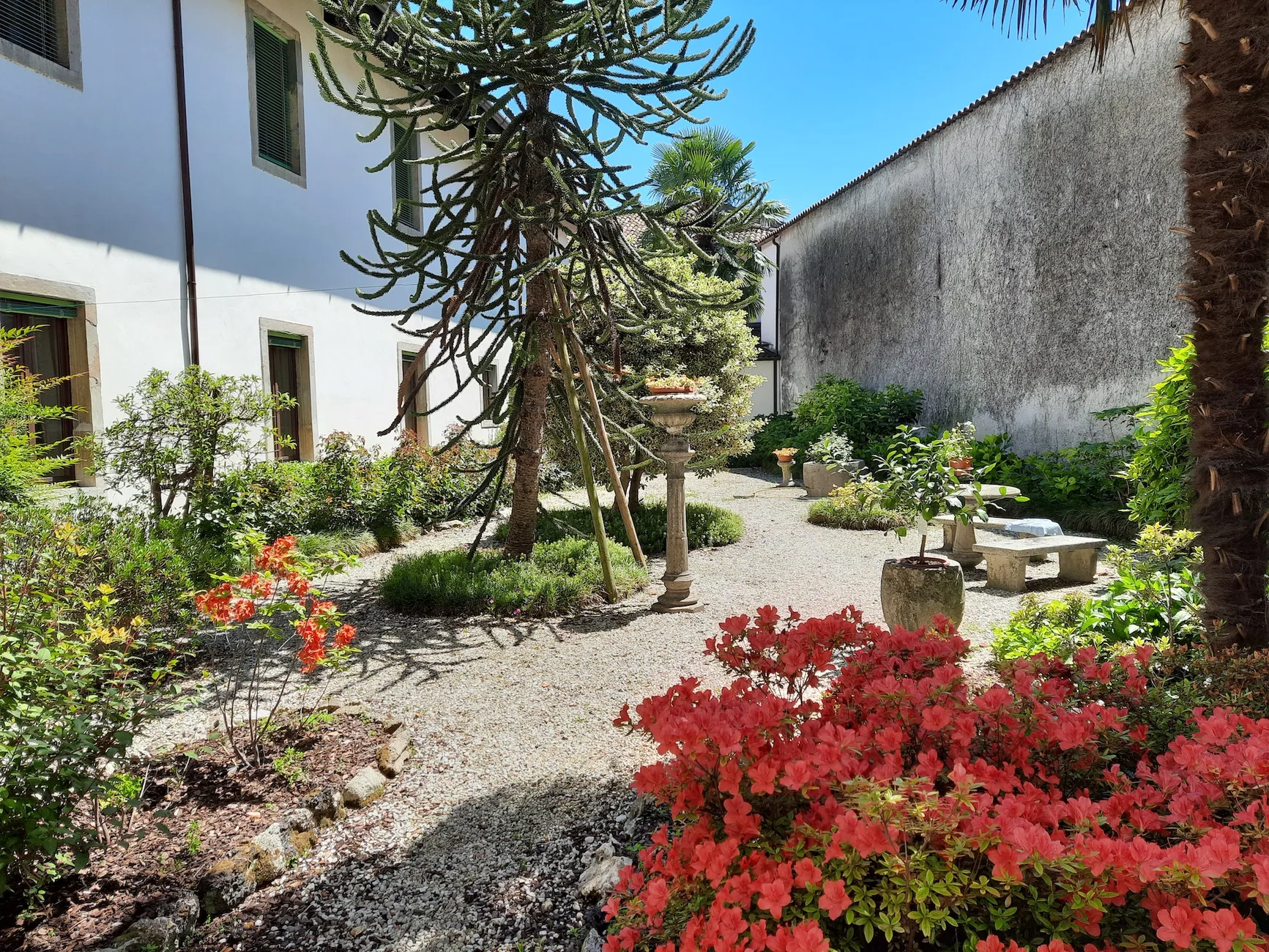 Giardino interno fiorito del Collegio Dimesse